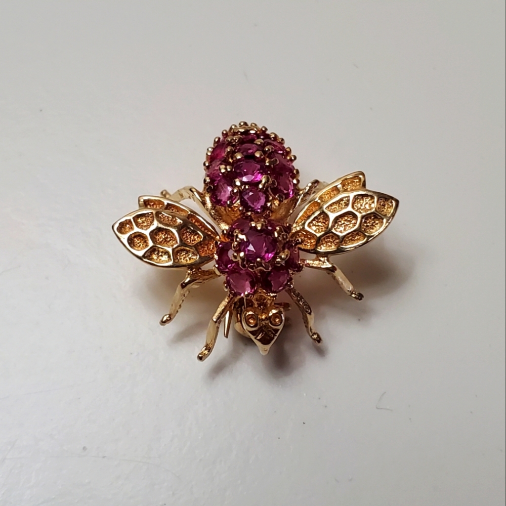 14kt gold bee brooch with ruby.